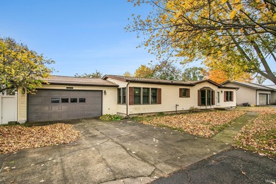 Boner Lake Home For Sale in Syracuse Indiana