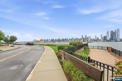 Welcome to Henley on Hudson, 150 Henley Place, Residence 210 - photo 46