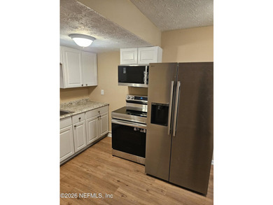 Move-in-ready 3-bedroom, 1.5-bath townhouse featuring a new roof - photo 6