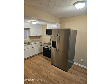 Move-in-ready 3-bedroom, 1.5-bath townhouse featuring a new roof - photo 7