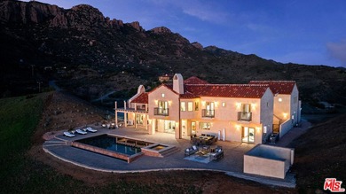 Just completed, this extraordinary private estate encompasses - photo 2