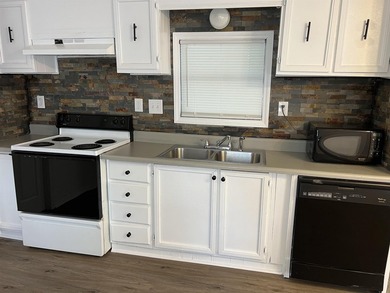 Beautiful Remodeled 4/Bed -3/Bath home with a Mother-in-law - photo 11