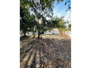 Fully remodeled, this stunning 3-bedroom, 2-bath single-family - photo 30