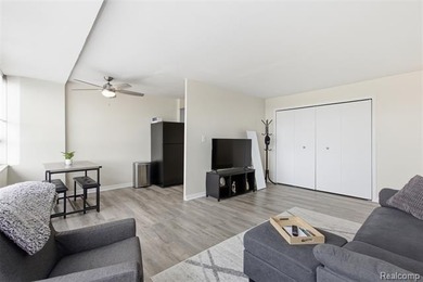 This turn-key unit is gorgeous and completely renovated with new - photo 7