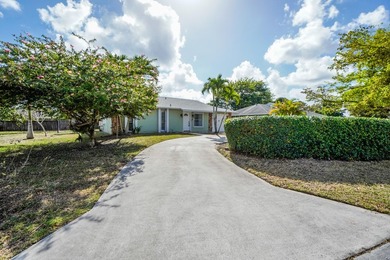 Welcome to this charming single-story residence in the Willows - photo 1