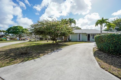 Welcome to this charming single-story residence in the Willows - photo 2