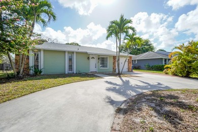 Welcome to this charming single-story residence in the Willows - photo 3