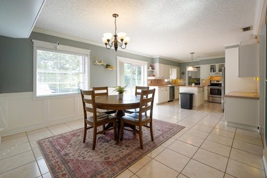 Welcome to this charming single-story residence in the Willows - photo 5