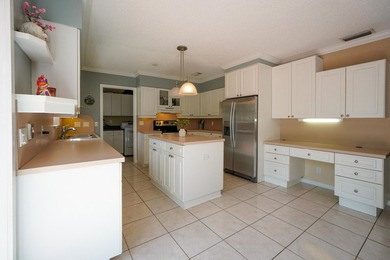 Welcome to this charming single-story residence in the Willows - photo 8