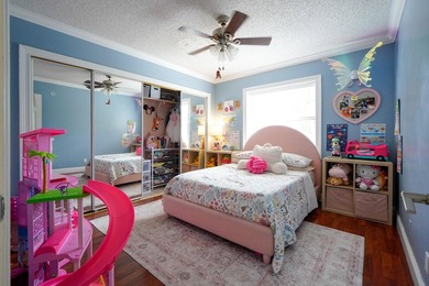 Welcome to this charming single-story residence in the Willows - photo 9