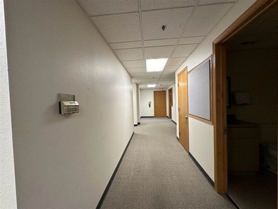 This large office offers 14 private offices, enclosed reception - photo 14