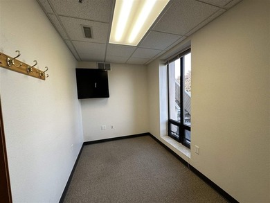 This large office offers 14 private offices, enclosed reception - photo 15