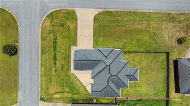 Welcome to Yorktown Subdivision! This beautiful 3-bedroom - photo 27