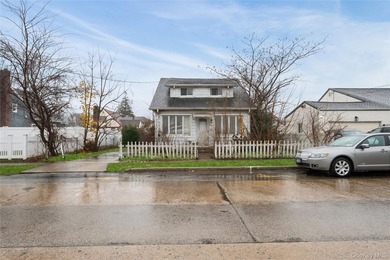 Three-bedroom bungalow with unfinished basement, large back yard - photo 3