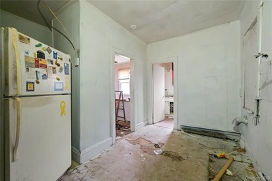 Three-bedroom bungalow with unfinished basement, large back yard - photo 10