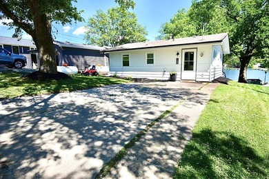 Lake life at its best! This completely remodeled - photo 2
