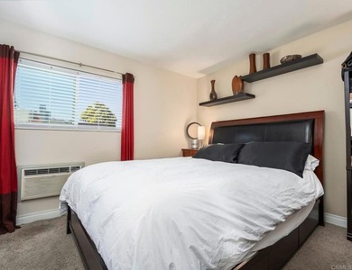 Lovely upgraded top-floor condo features an open floor plan - photo 14