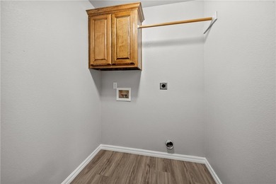Welcome home to this beautifully updated 5-bedroom, 4-bath - photo 20