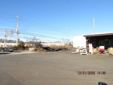 2 office buildings, heavy truck service garage with lift, 6 bay - photo 9