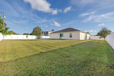 CBS Built in 2021 - 4-bedroom, 2-bath, 2-car garage FENCED YARD - photo 4