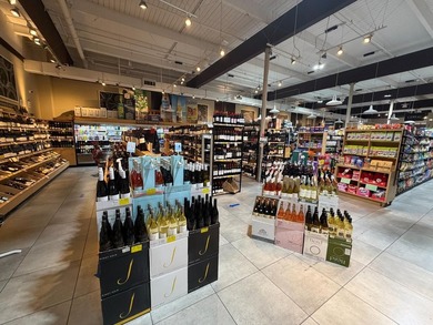 This strategically located grocery store presents an outstanding - photo 4