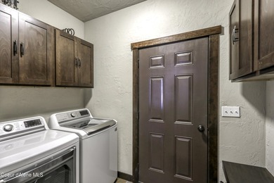 Exceptional location, custom home with an open design, mountain - photo 33