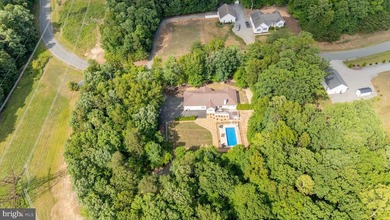 Welcome to your private Lake Anna retreat! Situated on 3.28 - photo 1
