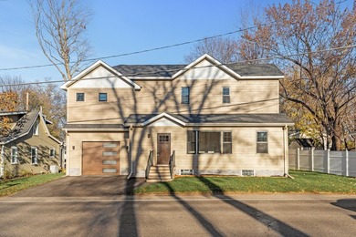 Professionally renovated, perfectly located in the heart of Lake - photo 3