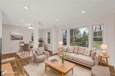 Professionally renovated, perfectly located in the heart of Lake - photo 6
