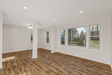 Professionally renovated, perfectly located in the heart of Lake - photo 7