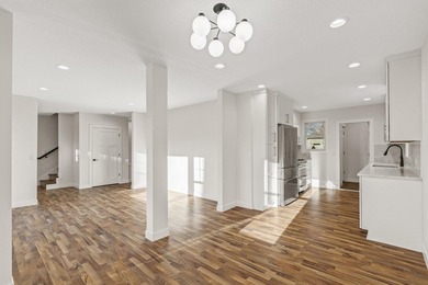 Professionally renovated, perfectly located in the heart of Lake - photo 9