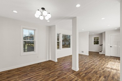 Professionally renovated, perfectly located in the heart of Lake - photo 10