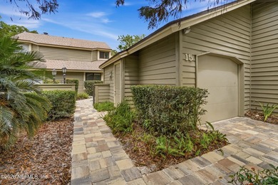 Beautifully updated townhome in Turtleback Crossing, located - photo 3