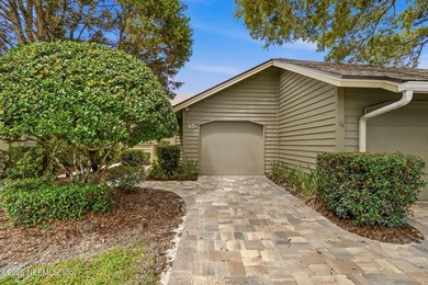 Beautifully updated townhome in Turtleback Crossing, located - photo 4