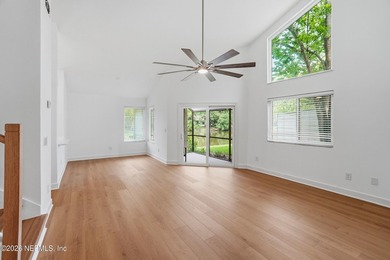 Beautifully updated townhome in Turtleback Crossing, located - photo 6