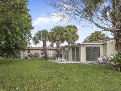Beautifully renovated 3BR/2BA home on a landscaped corner lot - photo 4