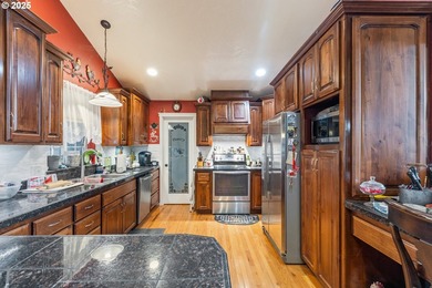 Charming 3-bedroom, 2-bath home on 1.66 acres in Sutherlin - photo 11