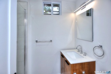 This is a truly must-see home! A modernized Mid-Century - photo 31