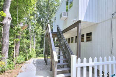 This is a truly must-see home! A modernized Mid-Century - photo 33