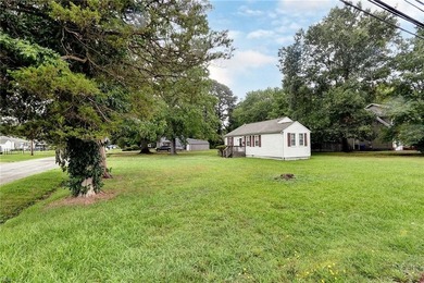 This charming 2-bedroom, 1-bath home is full of potential! - photo 3