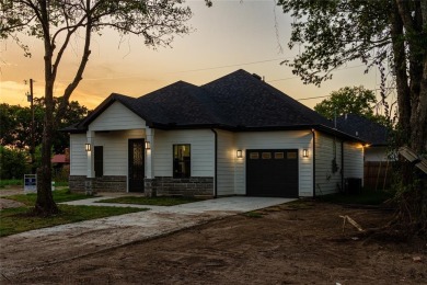 Lake Home For Sale in West Tawakoni, Texas