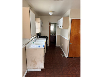 Bungalow-style ranch home situated on a dead-end street. Level - photo 8