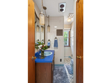 Spacious and beautifully updated 4-bedroom, 3-bath two-story - photo 27