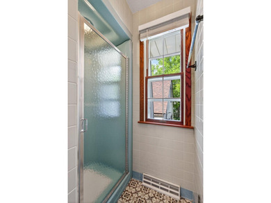 Spacious and beautifully updated 4-bedroom, 3-bath two-story - photo 28
