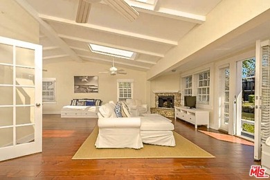 First time on the market! Unwind on the lovely canal-front Deck - photo 2