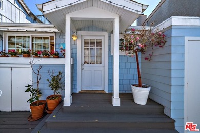 First time on the market! Unwind on the lovely canal-front Deck - photo 4
