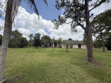 Welcome to this single-story residence in The Acreage, offering - photo 2
