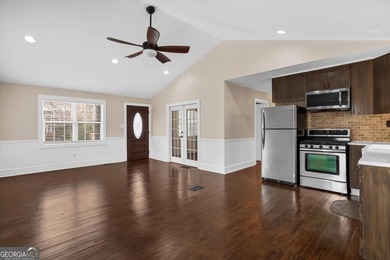 LOCATION, LOCATION, LOCATION! Charming bungalow cottage located - photo 12