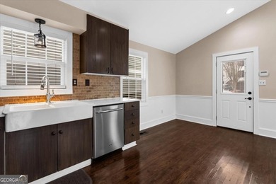 LOCATION, LOCATION, LOCATION! Charming bungalow cottage located - photo 15