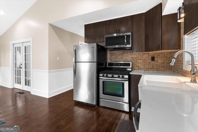 LOCATION, LOCATION, LOCATION! Charming bungalow cottage located - photo 16